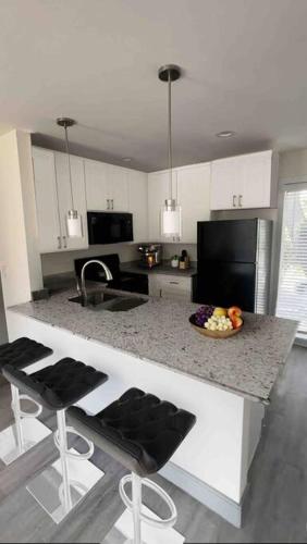 a kitchen with a counter with a bowl of fruit on it at Houston Hideout Sleek 1-BR Apt Urban Haven in Houston