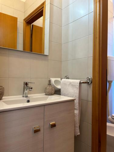 uma casa de banho com um lavatório e um espelho em Classense House em Classe