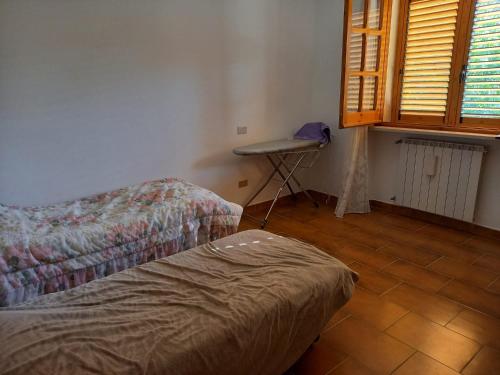 een kamer met twee bedden en een tafel erin bij Casa montagna-Parco Maiella-Abruzzo in Roccamorice