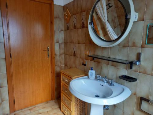 La salle de bains est pourvue d'un lavabo et d'un miroir. dans l'établissement Casa montagna-Parco Maiella-Abruzzo, à Roccamorice