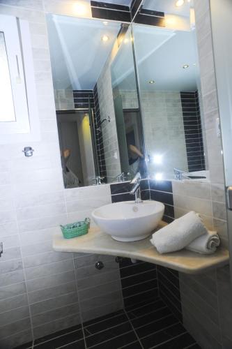 a bathroom with a white sink and a mirror at Studios Kira Veta in Potos