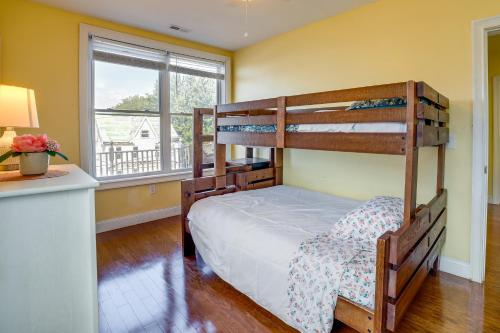 ConnellsvilleにあるInviting Connellsville Getaway with Deck!の二段ベッド2台と窓のある寝室