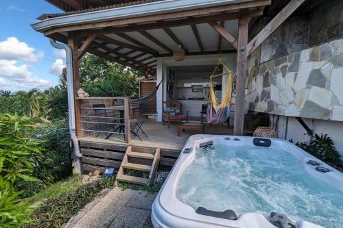 Fotografie z fotogalerie ubytování Cocon de charme avec spa, proche de la plage v destinaci Les Trois-Îlets