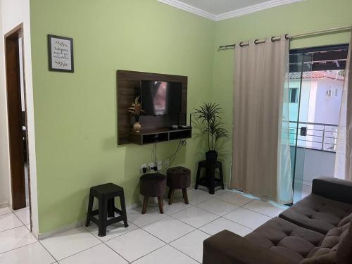 Un televizor și/sau centru de divertisment la Residencial Sol e Mar