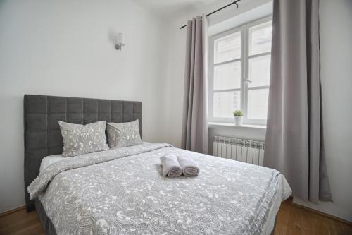 een slaapkamer met een bed met twee handdoeken erop bij Warsaw Premium Apartments Standard Old Town in Warschau