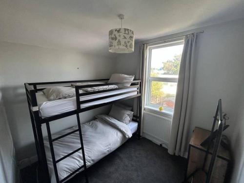 伊普斯威奇的住宿－Entire 3 Bed House in Ipswich，客房设有两张双层床和一扇窗户。