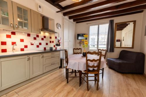 una cucina con tavolo e sedia in una stanza di gite montreuil le henri 2 pers a Montreuil-le-Henri