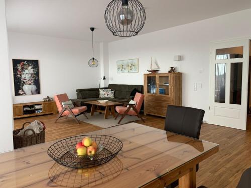 ein Wohnzimmer mit einem Tisch und einem Sofa in der Unterkunft Ferienwohnung „Mehr vom Meer“ in Sassnitz