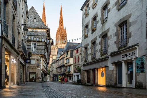 a cobblestone street in an old city with buildings at Le p’tit Kerf proche Centre Ville in Quimper