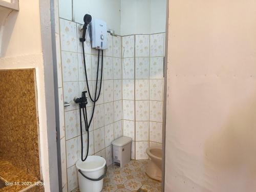 ein Bad mit WC und Dusche in der Unterkunft Studio Unit with Own Cr & Kitchen - Unit 303 in Baguio City