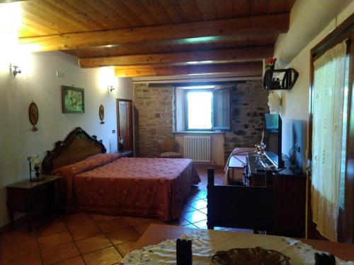1 dormitorio con cama y ventana en Raggio Campacci di Sacchetti Vanessa, 
