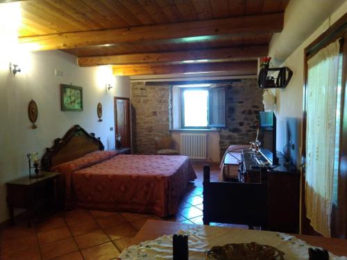 a bedroom with a bed and a window at Raggio Campacci di Sacchetti Vanessa in Rovereti