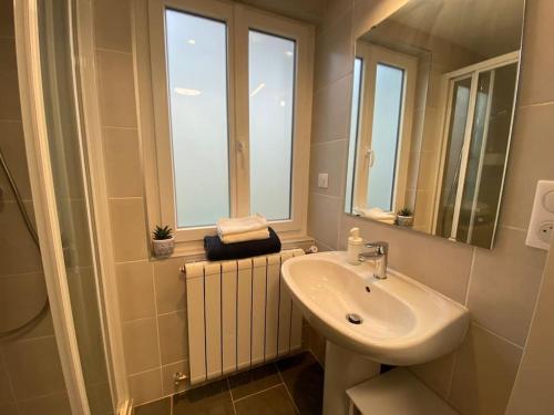 a bathroom with a sink and a mirror and a window at Maison de Charme - 4 Chambres - Courette & Parking Gratuit in Amiens
