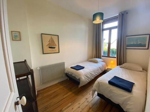 ein kleines Zimmer mit 2 Betten und einem Fenster in der Unterkunft Maison de Charme - 4 Chambres - Courette & Parking Gratuit in Amiens