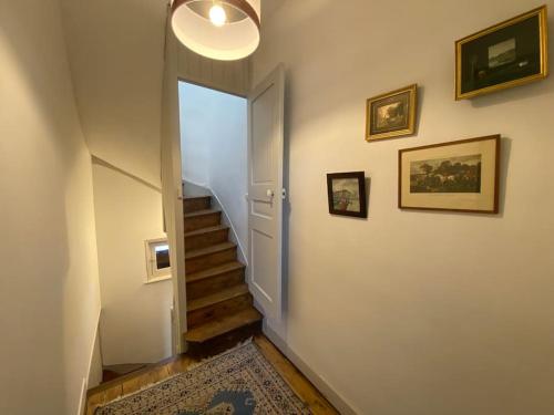 a hallway with a stairway with a door and a stair at Maison de Charme - 4 Chambres - Courette & Parking Gratuit in Amiens