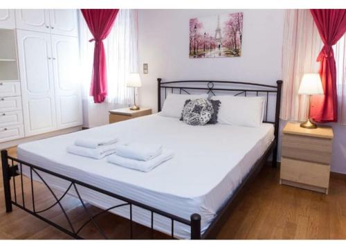 een slaapkamer met een bed met twee handdoeken erop bij Luxury 2BR Retreat in Marousi in Athene
