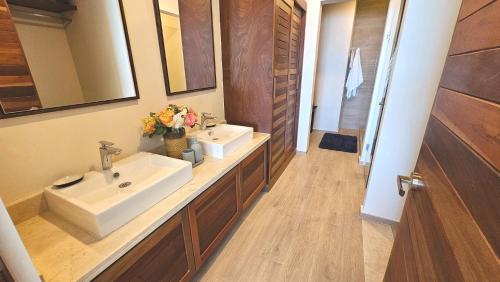 Baño con 2 lavabos y espejo en Oceandreams 3br 2ba - New Condo - Fantastic Views en Isla Mujeres