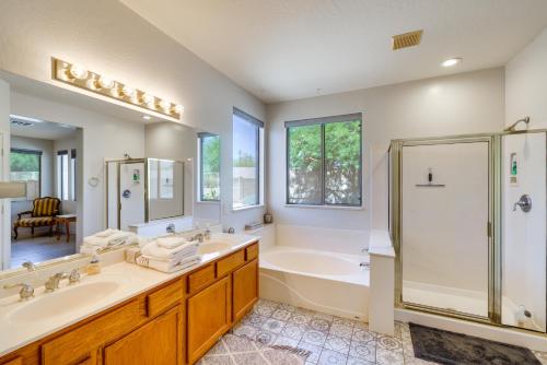 une salle de bain avec une baignoire, une douche et un lavabo dans l'établissement 6 Mi to Pinnacle Peak Park Home with BBQ and Yard, à Scottsdale