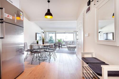 uma cozinha e sala de jantar com uma mesa e um frigorífico em Prime location with terrace em Istambul