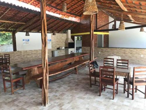 Cette chambre comprend une table et un bateau. dans l'établissement Chalé em Barreirinhas - MA, à Barreirinhas