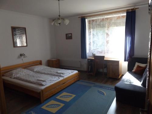 1 dormitorio con cama, sofá y mesa en Almafás Vendégház Őrség en Kerkakutas