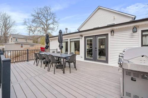 a wooden deck with a table and chairs on a house at Chateau Bungalow - Ski Belleayre, Hunter in Shandaken