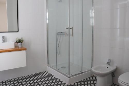 un bagno con doccia, WC e lavandino di A Casa da Joana ad Aveiro