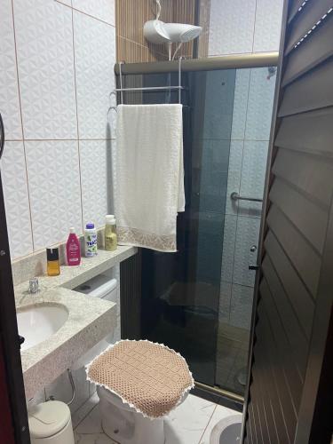 e bagno con doccia, servizi igienici e lavandino. di Casa de Praia PÉ NA AREIA em Rio das Ostras RJ a Rio das Ostras
