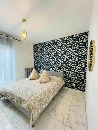 - une chambre avec un lit et un mur à motifs dans l'établissement Entire residence Stade de France, à Aubervilliers