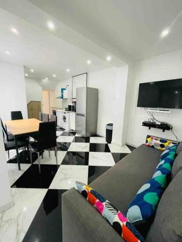 un salon avec un canapé et une table dans l'établissement Entire residence Stade de France, à Aubervilliers