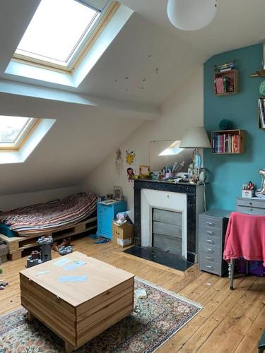 - une chambre avec un lit et une table dans l'établissement Maison proche stade de France et village olympique, à Enghien-les-Bains