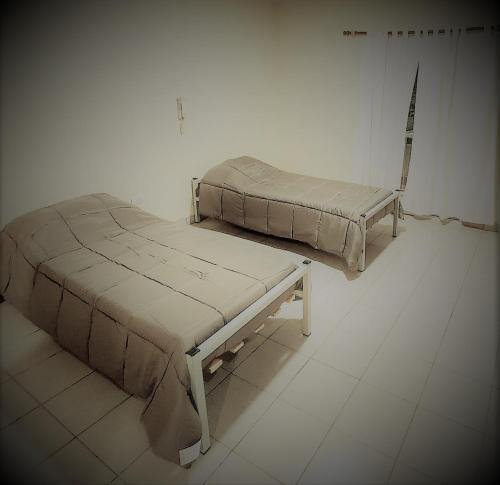 duas camas sentadas uma ao lado da outra num quarto em Departamento en Capital Mendoza 1 ubicadisimo estacionamiento incluido em Mendoza