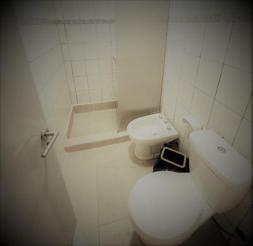 uma casa de banho branca com um WC e um lavatório em Departamento en Capital Mendoza 1 ubicadisimo estacionamiento incluido em Mendoza