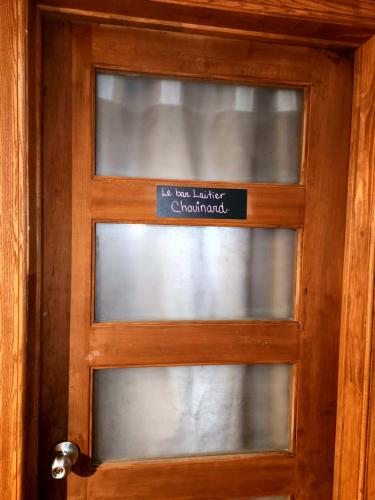 a wooden door with a sign on it at Gîte B&B - Aubergélit inc in Saint-Jean-Port-Joli