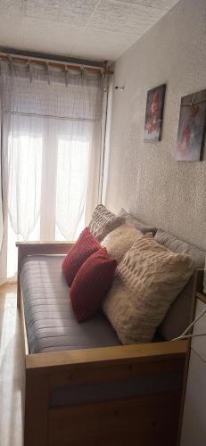 un lit avec deux oreillers dessus dans une chambre dans l'établissement Ustou Guzet neige, appartement de 32 M2 avec balcon dans les Pyrénées aux pieds des pistes, à Ustou