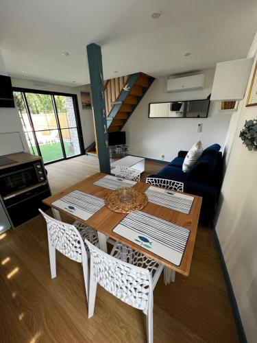 une cuisine et un salon avec une table et des chaises dans l'établissement Chez Miquel-Anges, location meublée et indépendante, à Guérande