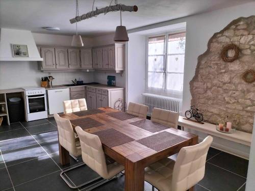 Η κουζίνα ή μικρή κουζίνα στο Chambres d'hôtes B&B - Mas Cinq Sols