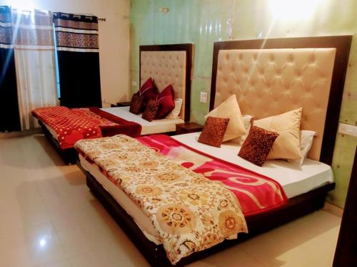 twee bedden in een kamer met twee bedden sidx sidx sidx bij Sitapur Dharmasala by prithvi yatra hotels in Gaurikund