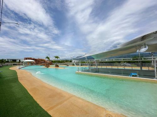 a large pool with blue water in a resort at Casa Sentido - Tu refugio campestre in Alvarado