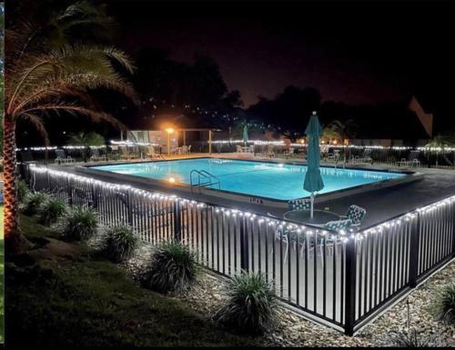 Relaxing Citrus Hills Townhouse Pool/Tennis/Golf في Hernando: مسبح حوله انوار بالليل