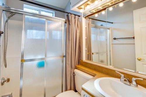 een badkamer met een douche, een toilet en een wastafel bij Pet-Friendly Lake Havasu City Home with Fire Pit! in Lake Havasu City