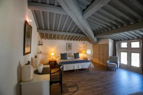 - une chambre avec un lit, une table et des chaises dans l'établissement Mas des Bécasses, en Provence - 22 personnes, à Arles