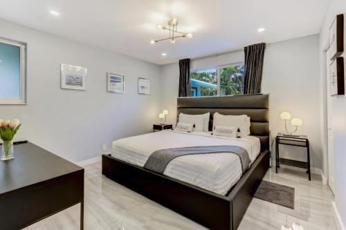 Ένα ή περισσότερα κρεβάτια σε δωμάτιο στο Renovated professional design, grill lake view!