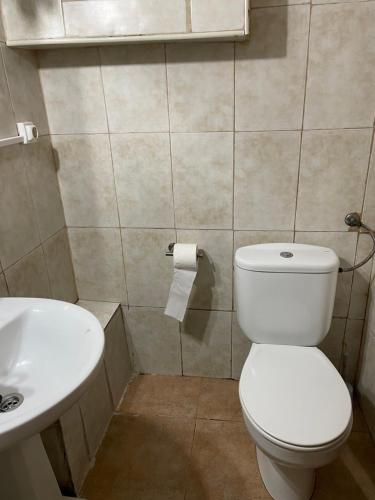 a bathroom with a white toilet and a sink at Habitación privada in Valencia