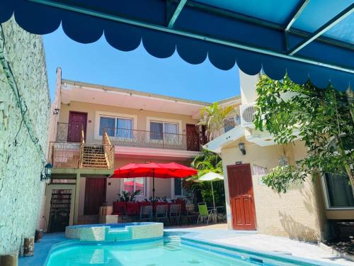 a house with a swimming pool in front of a building at HOTEL PRIMAVERA BOUTIQUE in San Pedro Sula
