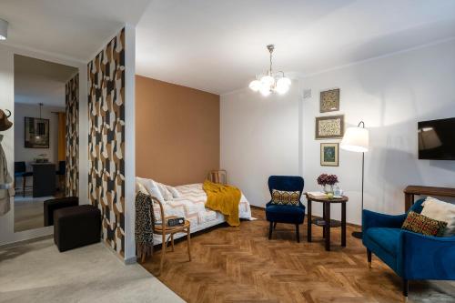 een slaapkamer met een bed, een tafel en stoelen bij Apartament Paparazzi in Warschau