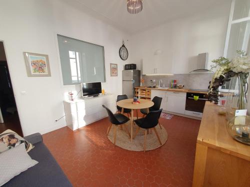 une cuisine avec une table et des chaises dans une pièce dans l'établissement Les hauts d aune, à Marseille