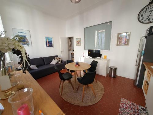 un salon avec un canapé, une table et des chaises dans l'établissement Les hauts d aune, à Marseille