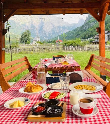 Ein allgemeiner Bergblick oder ein Berglick von der Pension aus