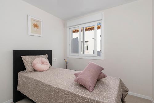 Dormitorio con cama con almohada rosa en Luxury Town Apartment, en Los Lorcas